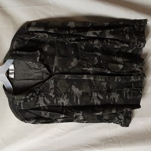 💥2/$8 LAST CHANCE - Camo top with roll up sleeves and snap buttons